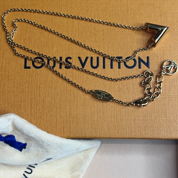 LV Essential V Necklace - Picture 4 of 6